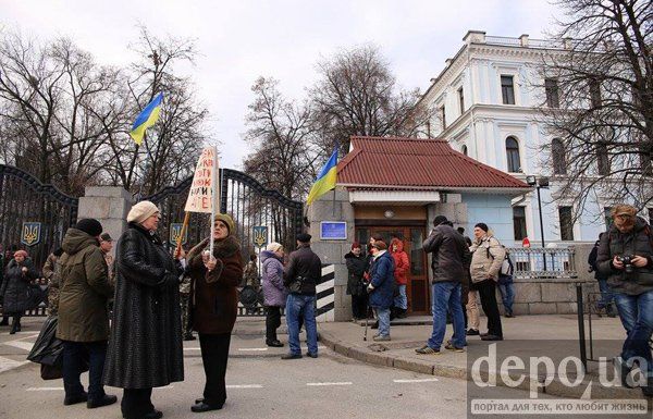 В Киеве подожгли покрышки перед Минобороны и перекрыли Воздухофлотский проспект