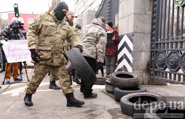 В Киеве подожгли покрышки перед Минобороны и перекрыли Воздухофлотский проспект