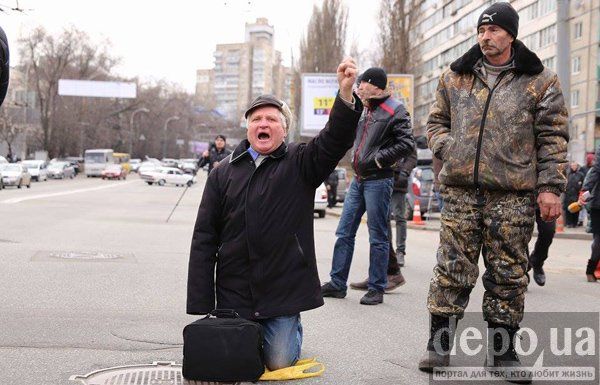 В Киеве подожгли покрышки перед Минобороны и перекрыли Воздухофлотский проспект