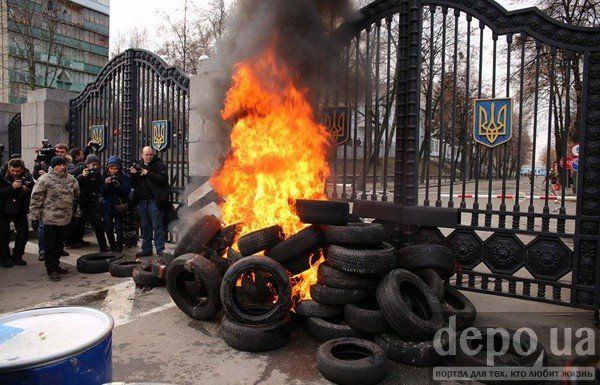 В Киеве подожгли покрышки перед Минобороны и перекрыли Воздухофлотский проспект