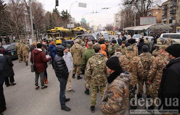 В Киеве подожгли покрышки перед Минобороны и перекрыли Воздухофлотский проспект