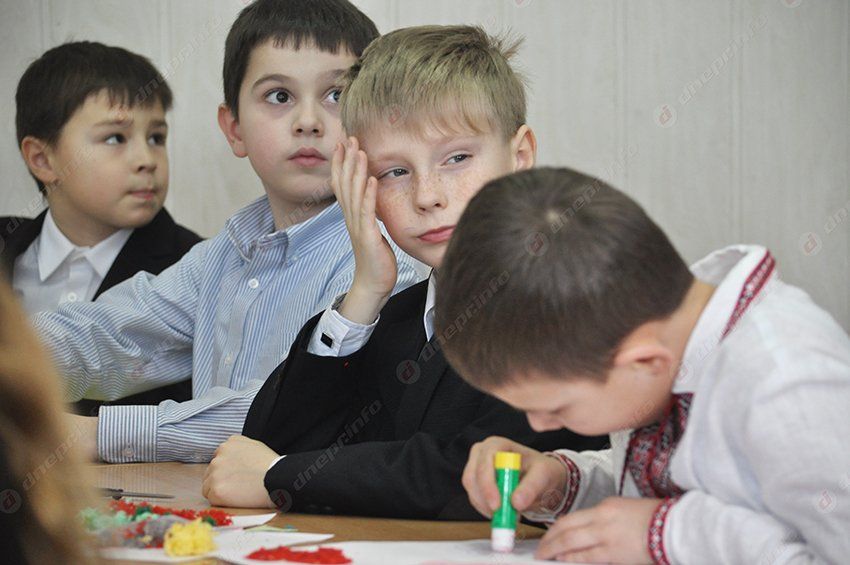 Скоро на передовую отвезут 200 валентинок от детей из школы-интерната №4