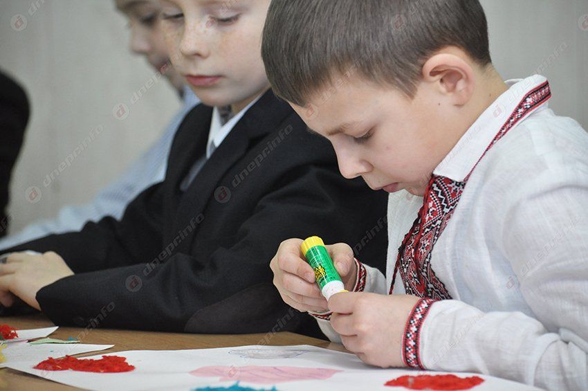 Скоро на передовую отвезут 200 валентинок от детей из школы-интерната №4