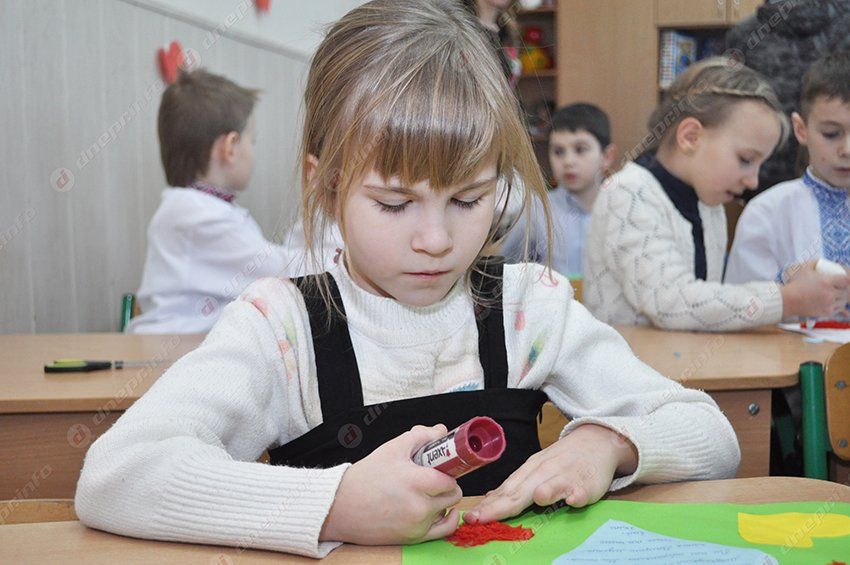 Скоро на передовую отвезут 200 валентинок от детей из школы-интерната №4