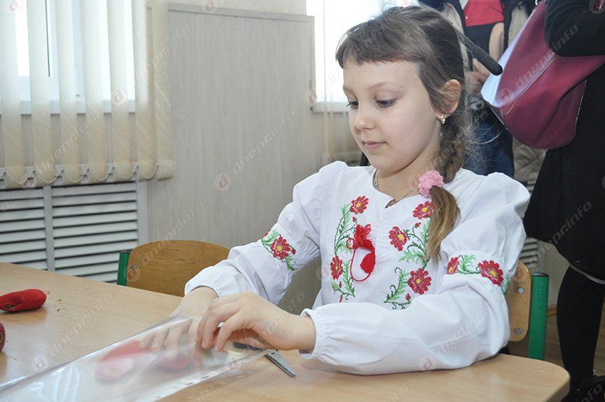 Скоро на передовую отвезут 200 валентинок от детей из школы-интерната №4