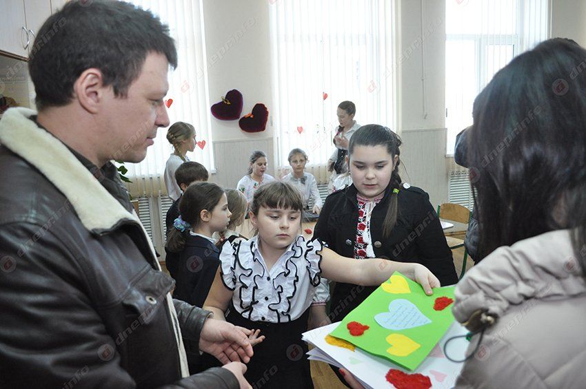 Скоро на передовую отвезут 200 валентинок от детей из школы-интерната №4