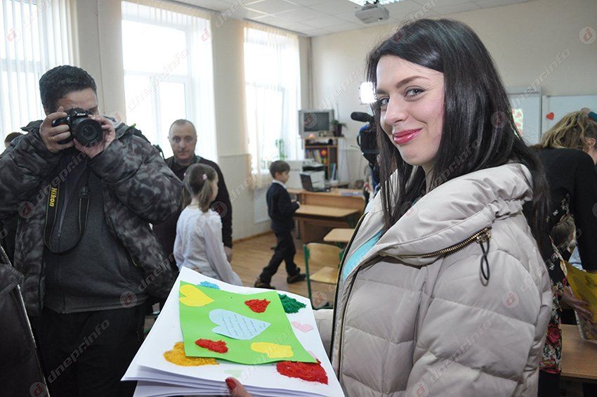 Скоро на передовую отвезут 200 валентинок от детей из школы-интерната №4