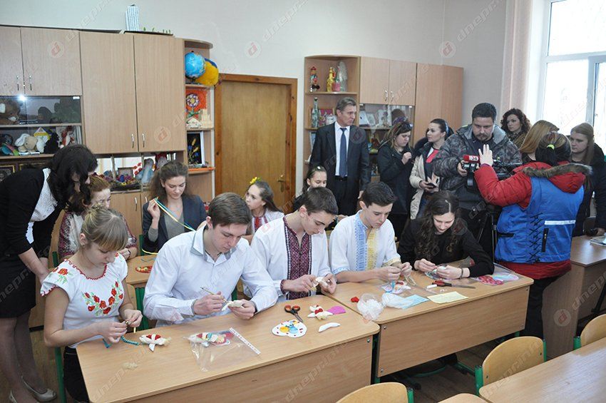 Скоро на передовую отвезут 200 валентинок от детей из школы-интерната №4