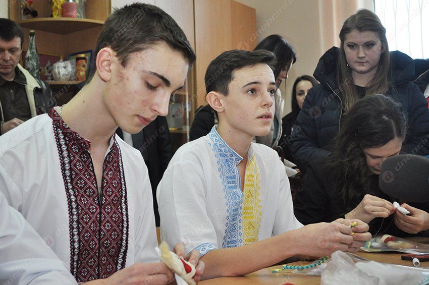 Скоро на передовую отвезут 200 валентинок от детей из школы-интерната №4