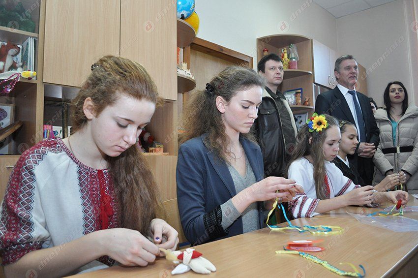 Скоро на передовую отвезут 200 валентинок от детей из школы-интерната №4