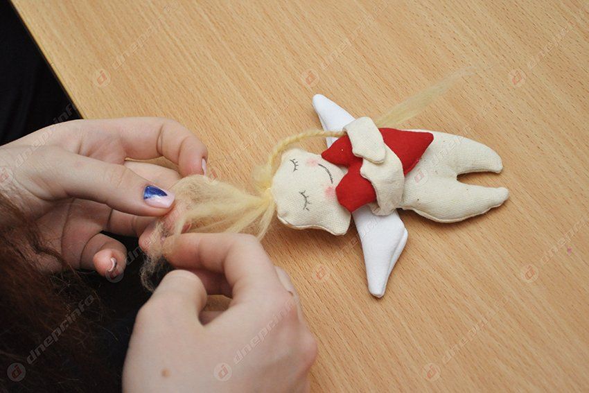 Скоро на передовую отвезут 200 валентинок от детей из школы-интерната №4