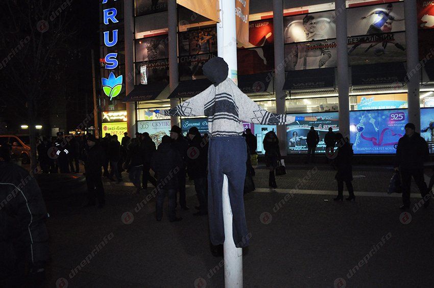 В Днепропетровске в пятницу, 13-го вешали политиков