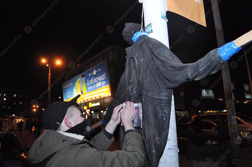 В Днепропетровске в пятницу, 13-го вешали политиков
