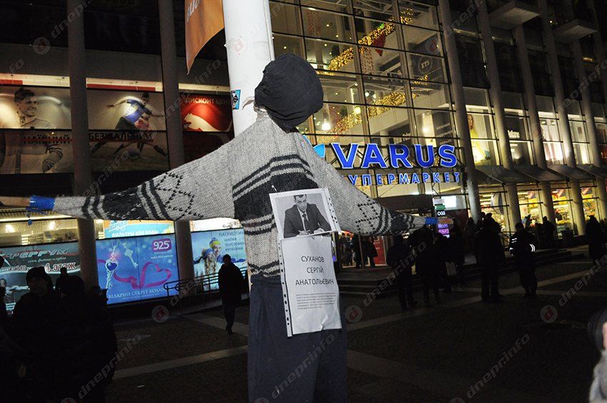 В Днепропетровске в пятницу, 13-го вешали политиков