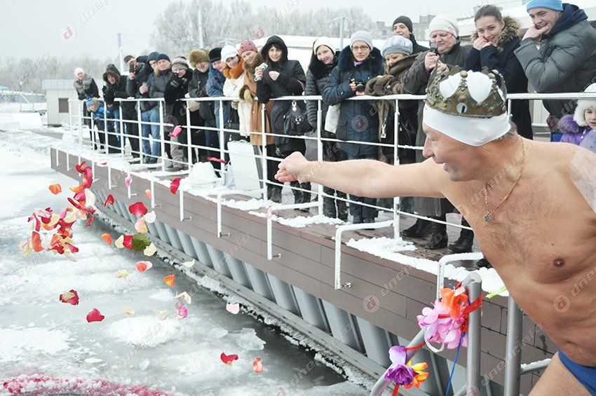 В Днепропетровске в проруби обвенчались моржи (ФОТО)