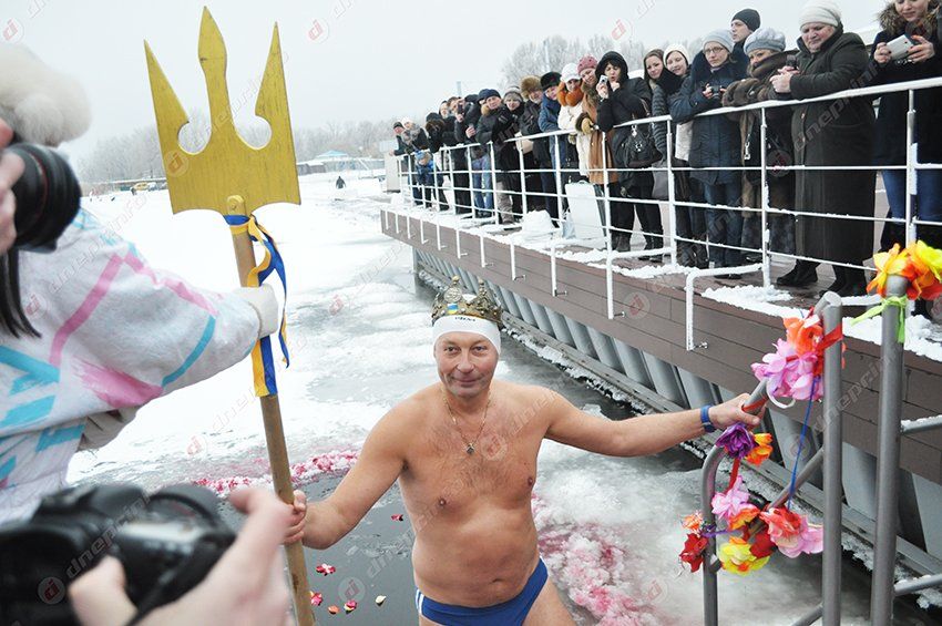 В Днепропетровске в проруби обвенчались моржи (ФОТО)