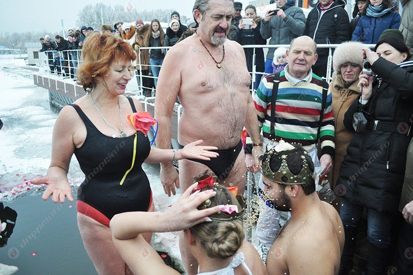 В Днепропетровске в проруби обвенчались моржи (ФОТО)