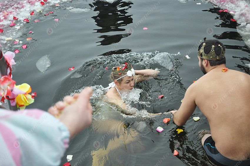 В Днепропетровске в проруби обвенчались моржи (ФОТО)
