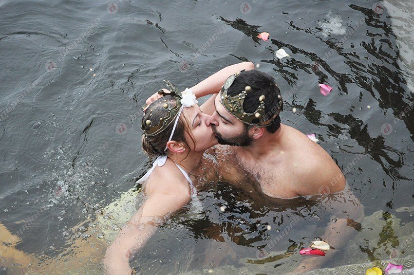 В Днепропетровске в проруби обвенчались моржи (ФОТО)