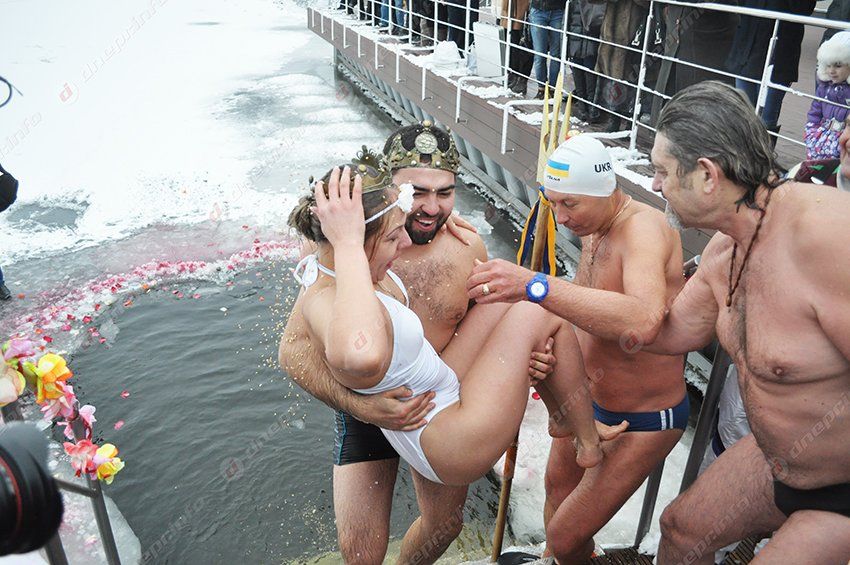 В Днепропетровске в проруби обвенчались моржи (ФОТО)