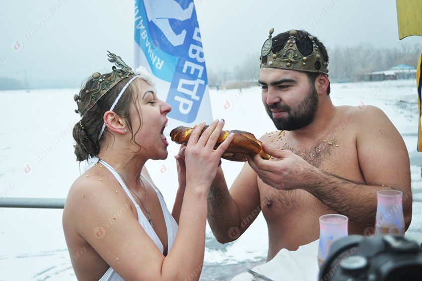 В Днепропетровске в проруби обвенчались моржи (ФОТО)
