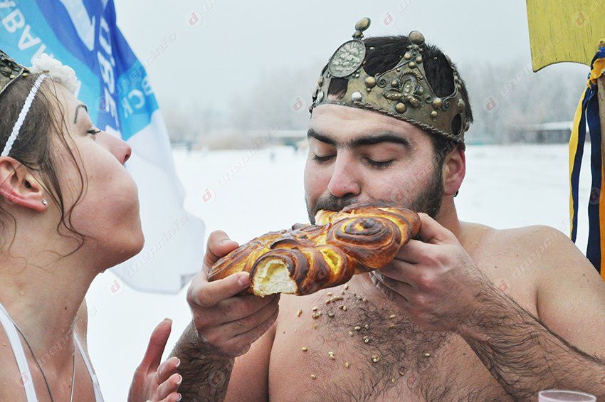 В Днепропетровске в проруби обвенчались моржи (ФОТО)
