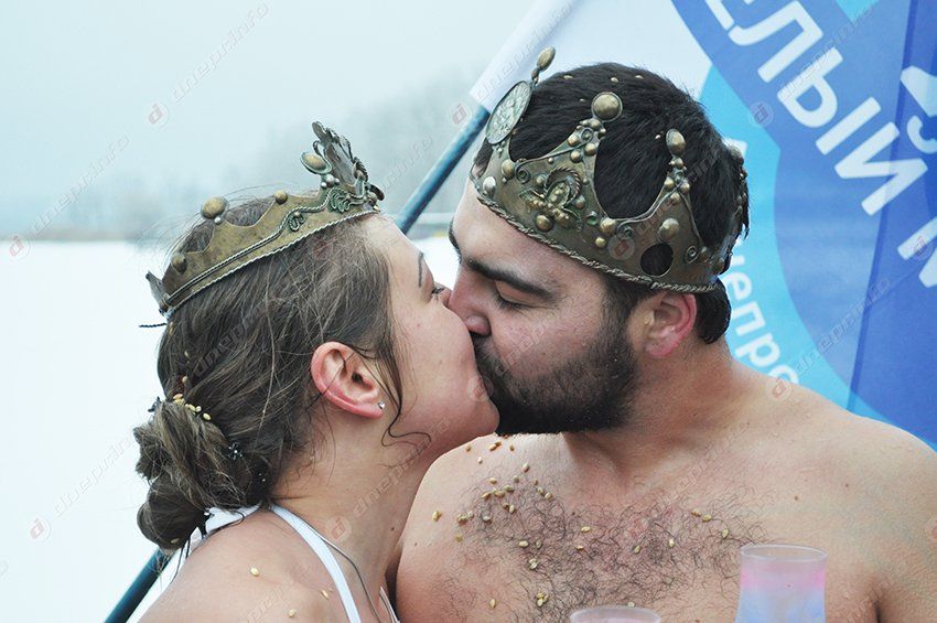 В Днепропетровске в проруби обвенчались моржи (ФОТО)
