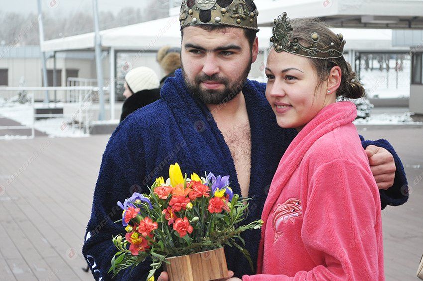 В Днепропетровске в проруби обвенчались моржи (ФОТО)