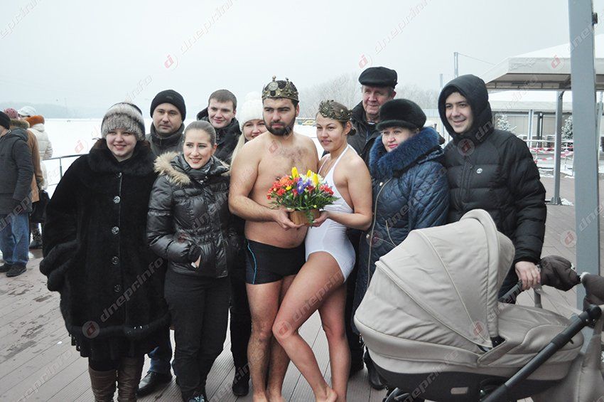 В Днепропетровске в проруби обвенчались моржи (ФОТО)