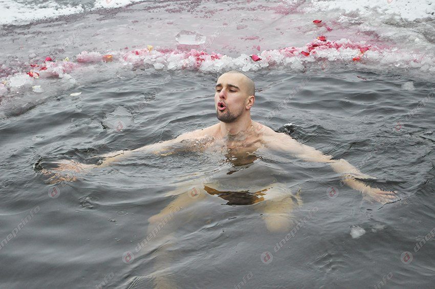 В Днепропетровске в проруби обвенчались моржи (ФОТО)