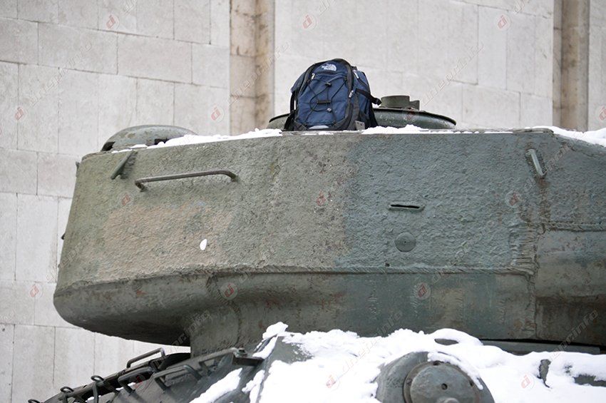 Возле Диорамы сегодня «обезвредили» брошенный на танке без присмотра детский рюкзак