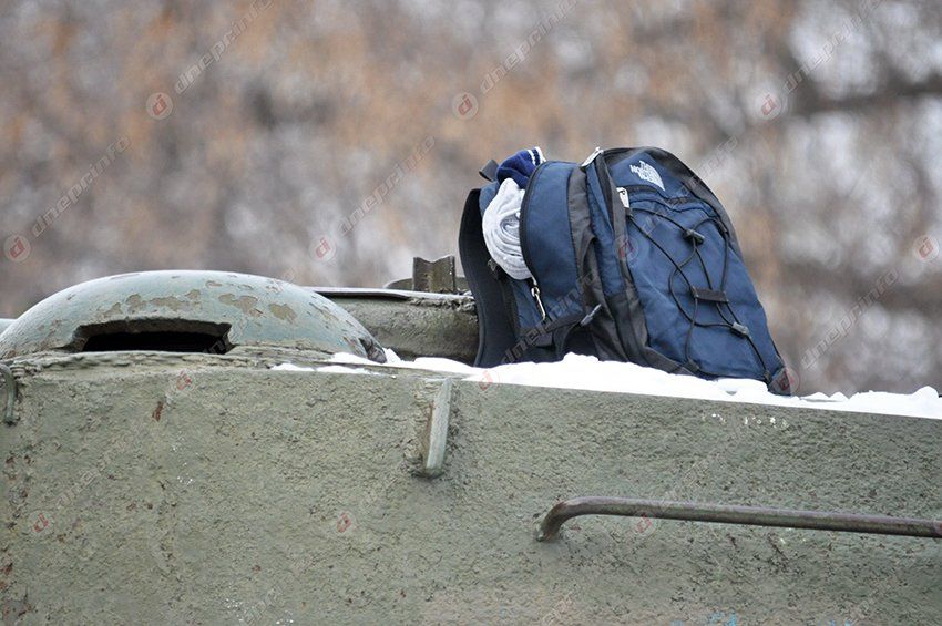 Возле Диорамы сегодня «обезвредили» брошенный на танке без присмотра детский рюкзак