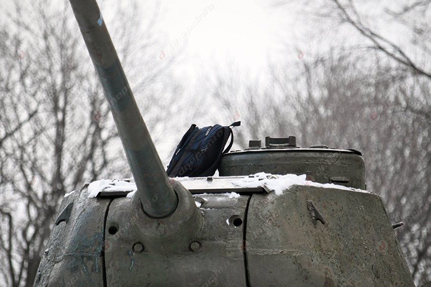 Возле Диорамы сегодня «обезвредили» брошенный на танке без присмотра детский рюкзак