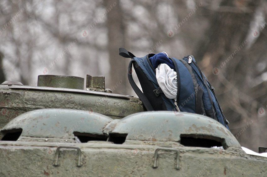 Возле Диорамы сегодня «обезвредили» брошенный на танке без присмотра детский рюкзак