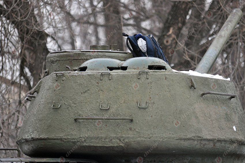 Возле Диорамы сегодня «обезвредили» брошенный на танке без присмотра детский рюкзак