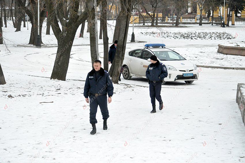 Возле Диорамы сегодня «обезвредили» брошенный на танке без присмотра детский рюкзак