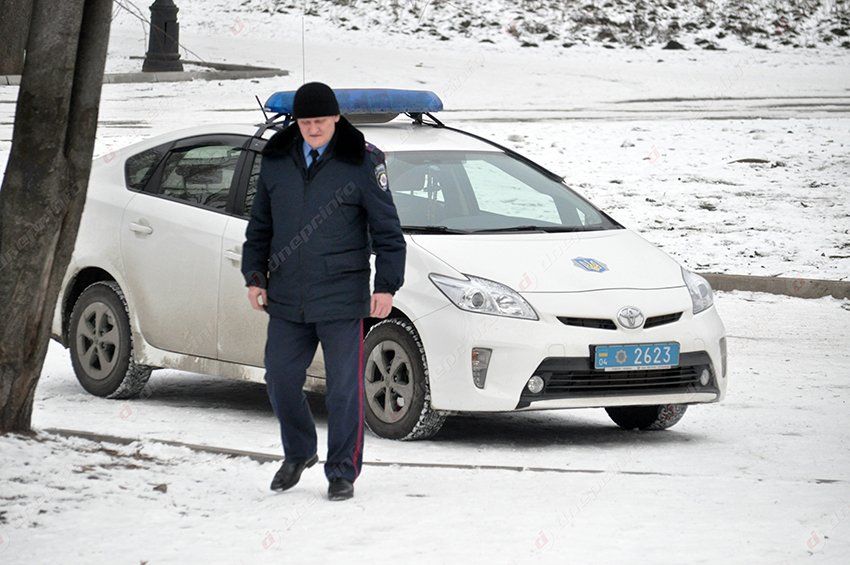 Возле Диорамы сегодня «обезвредили» брошенный на танке без присмотра детский рюкзак