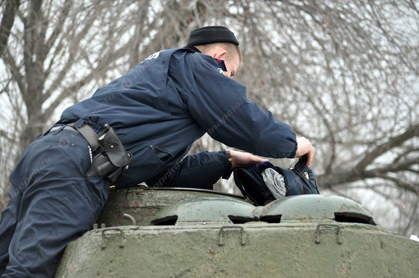 Возле Диорамы сегодня «обезвредили» брошенный на танке без присмотра детский рюкзак