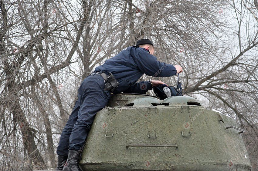Возле Диорамы сегодня «обезвредили» брошенный на танке без присмотра детский рюкзак