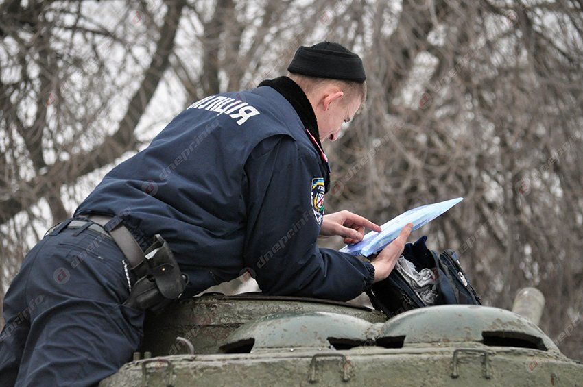Возле Диорамы сегодня «обезвредили» брошенный на танке без присмотра детский рюкзак