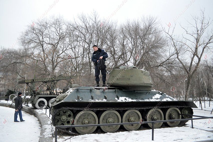 Возле Диорамы сегодня «обезвредили» брошенный на танке без присмотра детский рюкзак