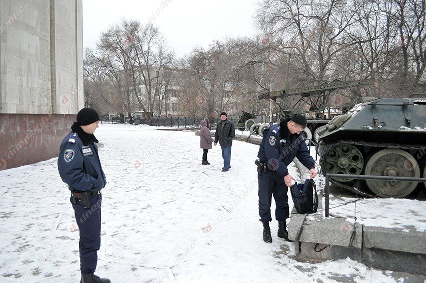 Возле Диорамы сегодня «обезвредили» брошенный на танке без присмотра детский рюкзак