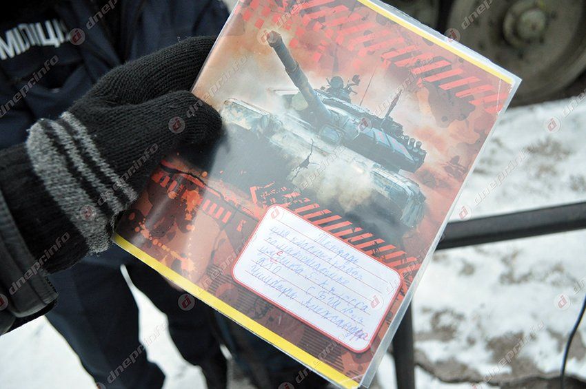 Возле Диорамы сегодня «обезвредили» брошенный на танке без присмотра детский рюкзак