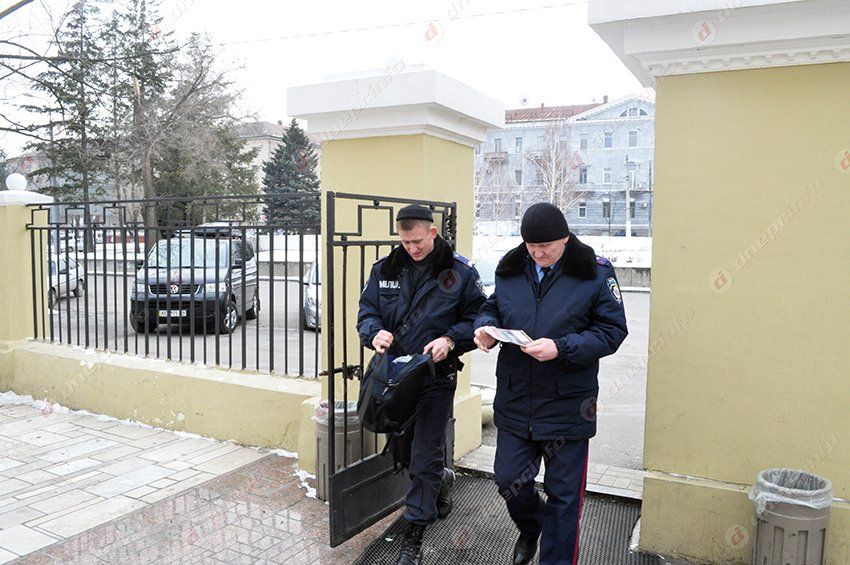 Возле Диорамы сегодня «обезвредили» брошенный на танке без присмотра детский рюкзак