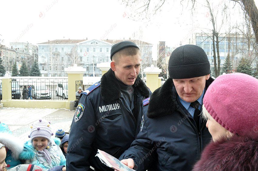 Возле Диорамы сегодня «обезвредили» брошенный на танке без присмотра детский рюкзак