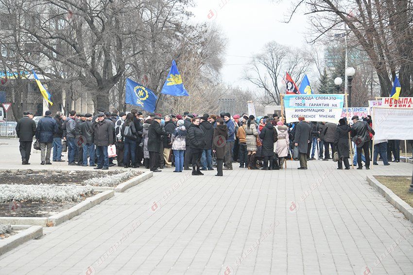 Возле Днепропетровской ОГА митингуют работники ЮМЗ и Днепропресса, а зарплаты обещают выплатить к 8 марта