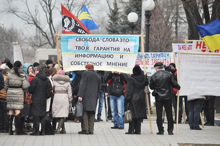 Возле Днепропетровской ОГА митингуют работники ЮМЗ и Днепропресса, а зарплаты обещают выплатить к 8 марта