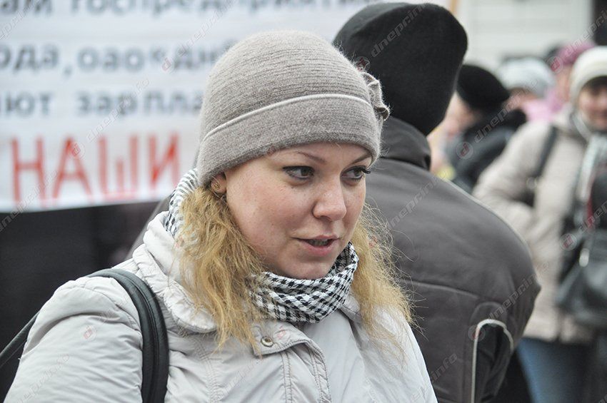 Возле Днепропетровской ОГА митингуют работники ЮМЗ и Днепропресса, а зарплаты обещают выплатить к 8 марта