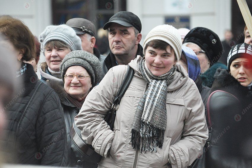 Возле Днепропетровской ОГА митингуют работники ЮМЗ и Днепропресса, а зарплаты обещают выплатить к 8 марта