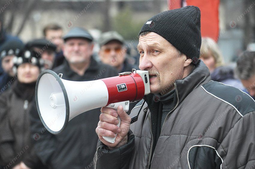 Возле Днепропетровской ОГА митингуют работники ЮМЗ и Днепропресса, а зарплаты обещают выплатить к 8 марта
